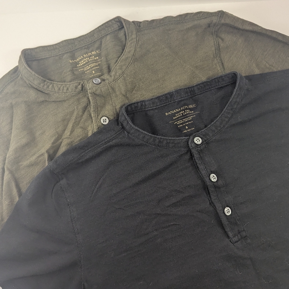 Lot Of 2 Banana Republic Men's Casual Button Down Shirts - Black and Olive Green